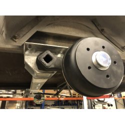 UNIVERSAL AXEL - JUSTERBAR 1420 - 1750mm MED BROMS 1400 KG 5X112 ("Knott")